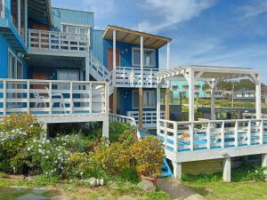 Pichilemuhostel SurfersView