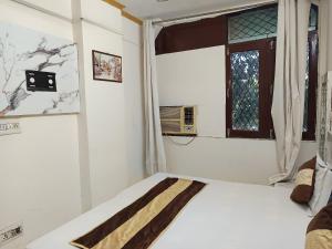 SURYA INN -- 05 Minutes Walk Nizamuddin Railway Station