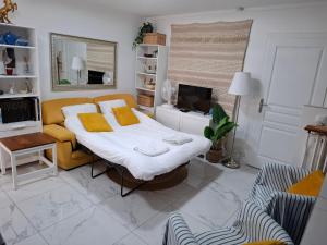 Very nice private Appartment 1 living room with sofa bed 1 bedroom 1 bathroom with toilet 1 Kitchen