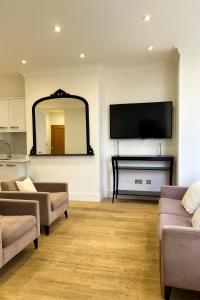 2 bed flat, sleeps 8, driveway, 5 Mins to Brixton