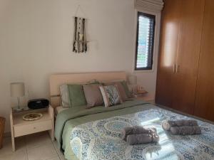 Tranquil Poolside apartment with stunning views