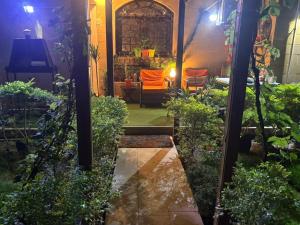 شقة فندقيه فاخرة بمدخل خاص وحديقة رائعة خاصة بارقي مربع سياحي في اكتوبر وزايد