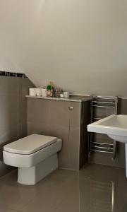 2 bed flat, sleeps 8, driveway, 5 Mins to Brixton