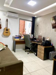 Casa 4Q e Escritorio, ArCond Total, Piscina, WiFi, COP30