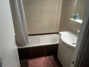 Quiet Seaside Apartment, 1 Min to Beach, Parking, Promenade de la Plage