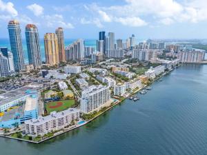 Waterfront Luxury 2-Bedroom Condo Sunny Isles Beach