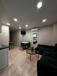 DHARMA Stay APARTAMENTAI su terasa ir vaizdu į miestą Self check-in