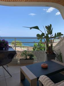 Studio calme vue mer pieds dans l'eau