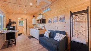Mountain Haven: Cozy Tiny Home on 16 Acres