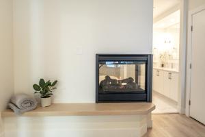 High Tide Suite - New Bright Oceanfront Escape with Spa-like Bath