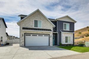 Modern and Spacious Garden City Home with Pool Access!