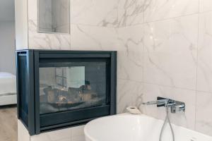 High Tide Suite - New Bright Oceanfront Escape with Spa-like Bath