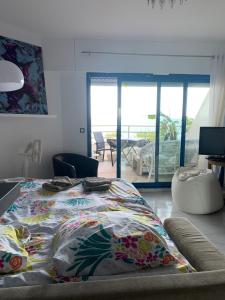 Studio calme vue mer pieds dans leau