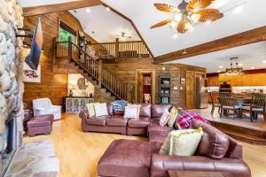 Cabin Zen, Riverfront, Hot Tub, Arcades, Sleeps 8