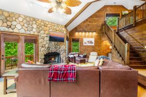 Cabin Zen, Riverfront, Hot Tub, Arcades, Sleeps 8