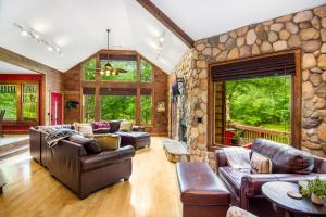 Cabin Zen, Riverfront, Hot Tub, Arcades, Sleeps 8