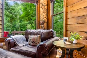 Cabin Zen, Riverfront, Hot Tub, Arcades, Sleeps 8