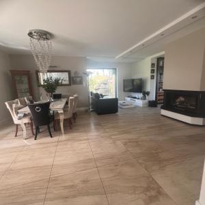 Willa Zamorska z bezpłatnym dostępem do basenu w Spa