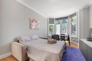 2BR Apartment in Acton W3 with Free Parking Ground Floor Sleeps 6