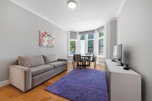 2BR Apartment in Acton W3 with Free Parking Ground Floor Sleeps 6