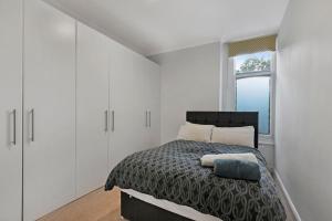 2BR Apartment in Acton W3 with Free Parking Ground Floor Sleeps 6