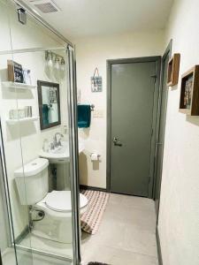 Cozy Studio, Steps to Pool, 15 mins to DT Dallas