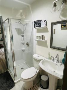 Cozy Studio, Steps to Pool, 15 mins to DT Dallas