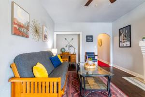 The Charm Chickasha, Fiber WIFI, Washer & Dryer, Near DT Chickasha and Leg Lamp!