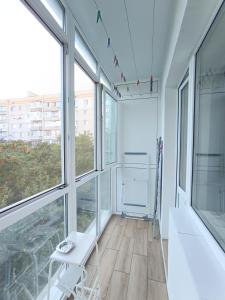 Біла 1 к Сіті центр 4 поверх ліфт вікна на парк