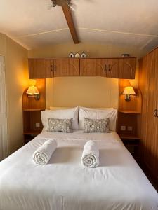 Seaside Escape 2-Bed Caravan at Seven Bays Park - Ubytování bez kategorie ve městě Saint Merryn