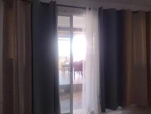 Habitación King con baño privado, AC, cerca a centro de eventos, aeropuerto,zona bancaria y comercial