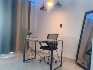 Habitación King con baño privado, AC, cerca a centro de eventos, aeropuerto,zona bancaria y comercial