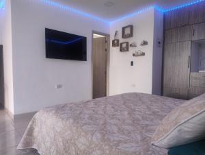 Habitación King con baño privado, AC, cerca a centro de eventos, aeropuerto,zona bancaria y comercial