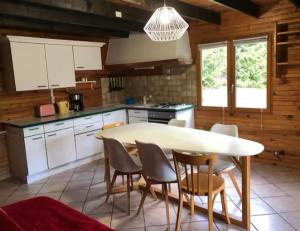 Chalet autonome avec étang pleine nature