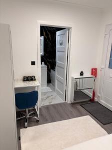 Modern En-Suite Double Bedroom in Cardiff with Private Entrance