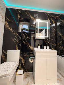 Modern En-Suite Double Bedroom in Cardiff with Private Entrance