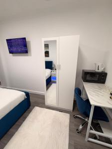 Modern En-Suite Double Bedroom in Cardiff with Private Entrance