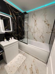 Modern En-Suite Double Bedroom in Cardiff with Private Entrance