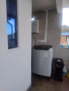 Habitación King con baño privado, AC, cerca a centro de eventos, aeropuerto,zona bancaria y comercial