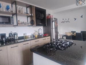 Habitación King con baño privado, AC, cerca a centro de eventos, aeropuerto,zona bancaria y comercial