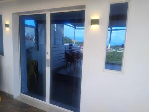 Habitación King con baño privado, AC, cerca a centro de eventos, aeropuerto,zona bancaria y comercial