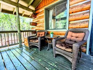 Charming Log Cabin in Tall Pines w Large Deck