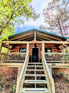 Charming Log Cabin in Tall Pines w Large Deck