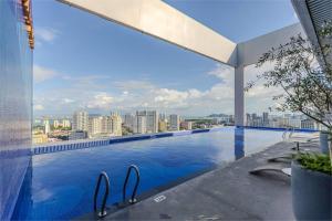 SkyPool at 22Macalisterz - Georgetown City Centre, 4pax by PG Home
