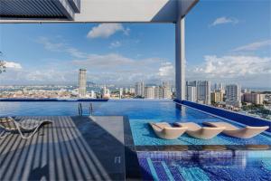 SkyPool at 22Macalisterz - Georgetown City Centre, 4pax by PG Home
