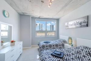 4 BDR Sweeping Bayfront Elegance