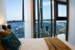 Sky Palace — Luxe Queen’s Wharf Apt + Carpark