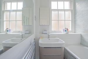 Spacious & Stylish 3BR Flat in Prime Kensington