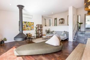 Sunrise Tranquillity - Luxe Retreat with Heated Spa