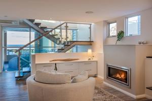 Shore House - Expansive Stunner by the Beach